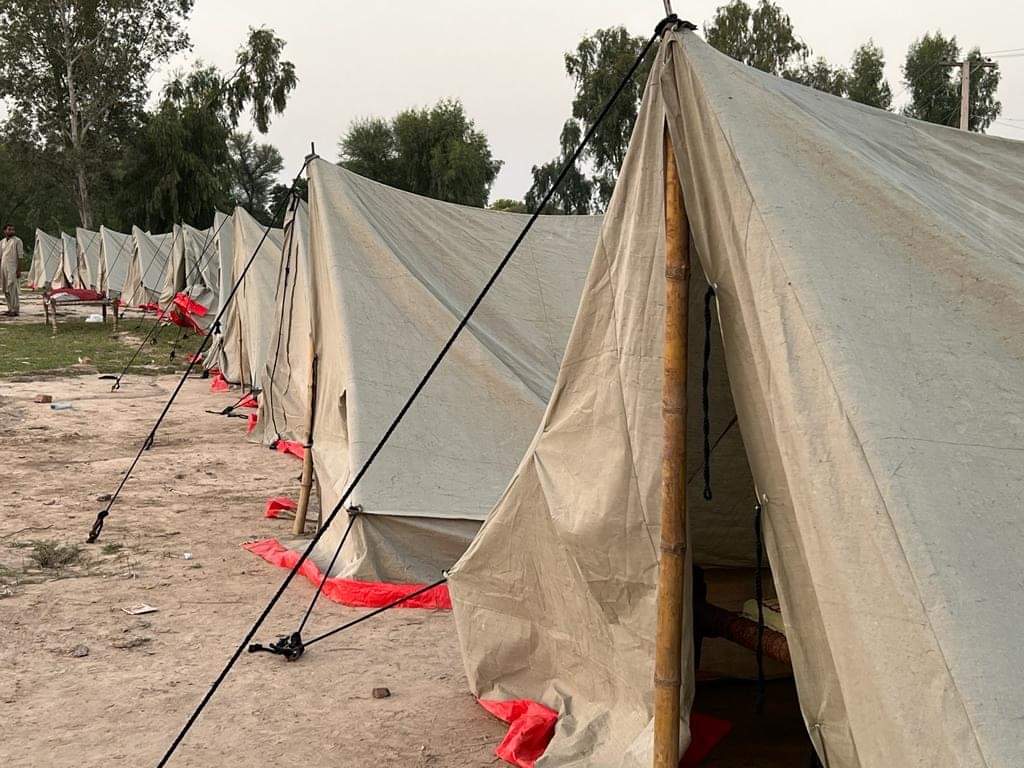 Free tents are being given to poor people by Rahman Aid.